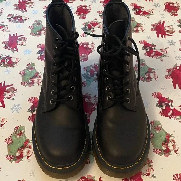 Dr Martens LIKE BRAND NEW!! Size 11 M
Smooth Black Leather Lace Up Boots - Picture 10 of 10